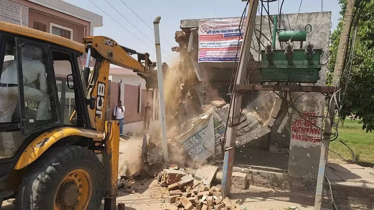 राेहतक के चमारियां में अवैध निर्माण पर चला पीला पंजा, पुलिस बल रहा तैनात