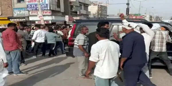 हांसी : अस्पताल में महिला का शव कुतरने पर गुस्साए परिजनों ने गाड़ियां तोड़ी, किया हंगामा