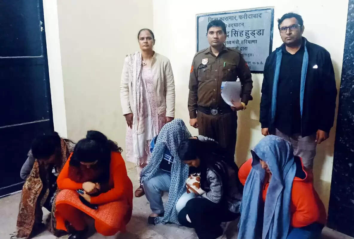 फरीदाबाद : फर्जी कॉल सेंटर का भंड़ाफोड़, छह महिलाओं सहित सात गिरफ्तार