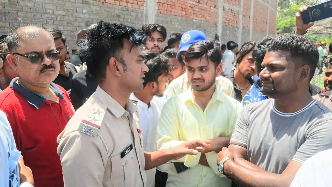 न्याय नहीं मिला तो टावर पर चढ़ा युवक, दी आत्महत्या की धमकी