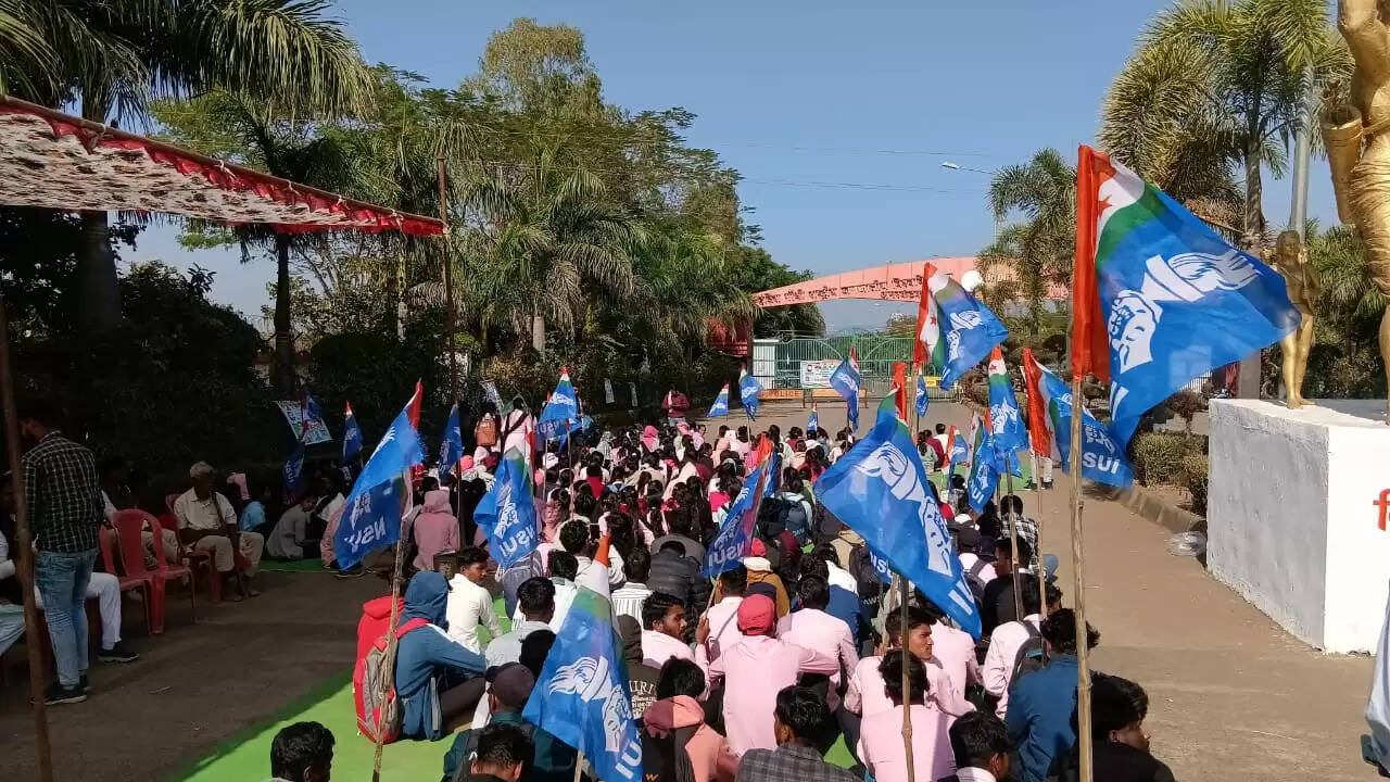 अनूपपुर: इंगांराजवि में सुरक्षा और छात्रा से दुर्व्यवहार पर एनएसयूआई ने किया घेराव