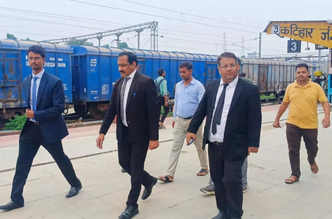 कटिहार रेलवे न्यायालय का प्रधान जिला जज ने किया औचक निरीक्षण, रेनोवेशन कार्य में तेजी लाने का निर्देश