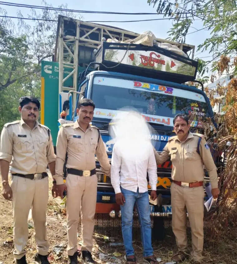 झाबुआ: पुलिस दल पर पथराव करने वाला फरार आरोपित गिरफ्तार, मामले के अब भी 25 फरार
