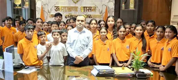 सत्यम पाठशाला के बच्चों ने जाना प्रशासनिक कामकाज, डीएम ने दिए सफलता के मंत्र