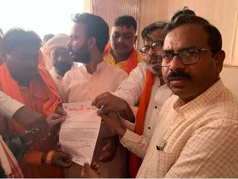 केजीएमयू के सामने अतिक्रमण रोकने के लिए विहिप ने सौंपा ज्ञापन