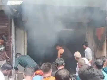 बांदा: गारमेंट्स दुकान में लगी भीषण आग, महिलाएं और बच्चे सुरक्षित रेस्क्यू