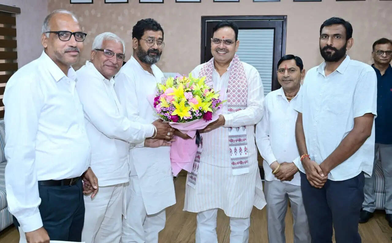 कर्मचारियों की मांगों को लेकर मुख्यमंत्री से मिले महासंघ पदाधिकारी