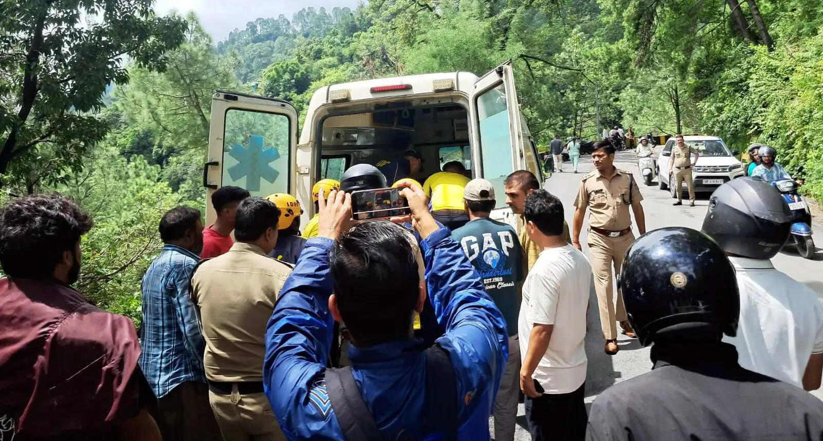 नैनीताल-हल्द्वानी मार्ग पर खाई में गिरी टैक्सी, सभी सुरक्षित