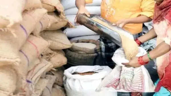 पीडीएस महिला विक्रेताओं की हड़ताल तीसरे दिन भी जारी, 120 दुकानों पर पीओएस मशीनें बंद