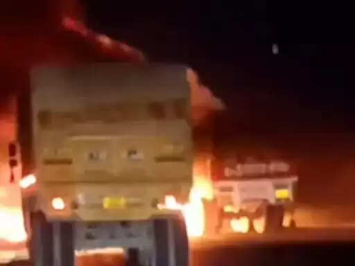 कालानाडा के पास&nbsp;दाे ट्रेलर भिड़े, क्लिंकर से आग भड़की, एक ड्राइवर जिंदा जला