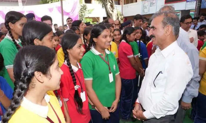 रैल स्कूल के विद्यार्थियों ने मुख्यमंत्री से बेबाकी से पूछे सवाल, मुख्यमंत्री ने दिए जवाब