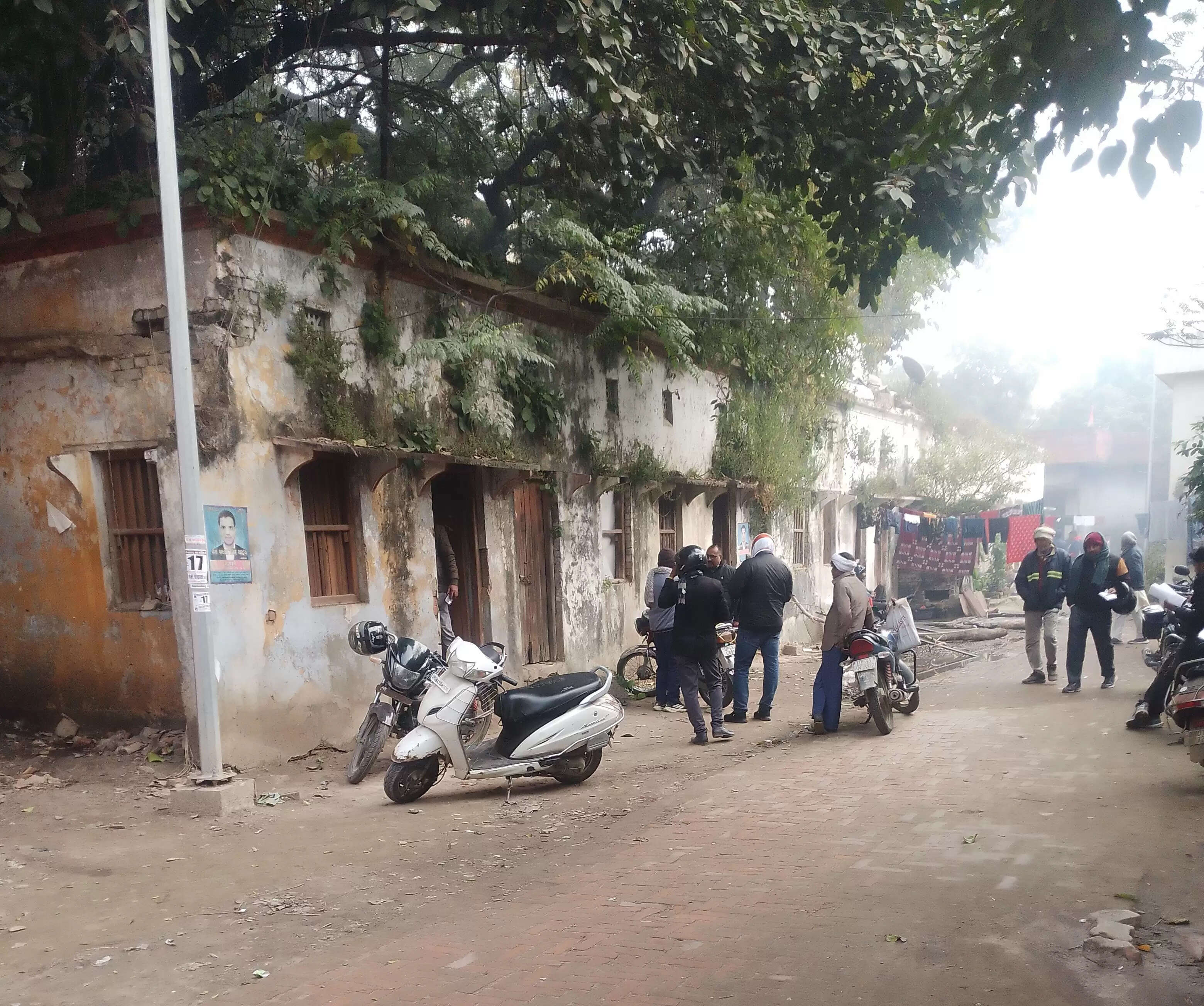 जर्जर कमरों में बैठने के लिए लेखपाल मजबूर, सुरक्षित और उचित स्थान की उठाई मांग