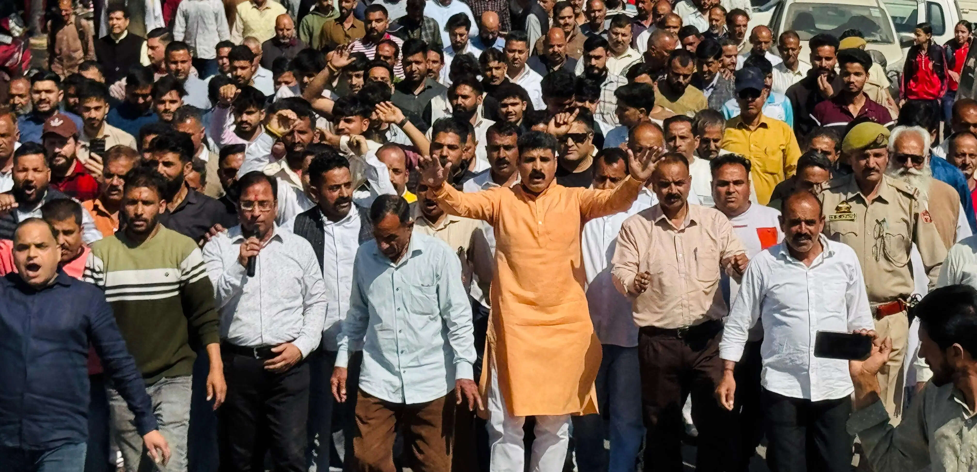 उधमपुर-बिलावर सड़क की बदहाली पर जोरदार प्रदर्शन, दिया धरना, प्रशासन ने शीघ्र मरम्मत का दिया आश्वासन