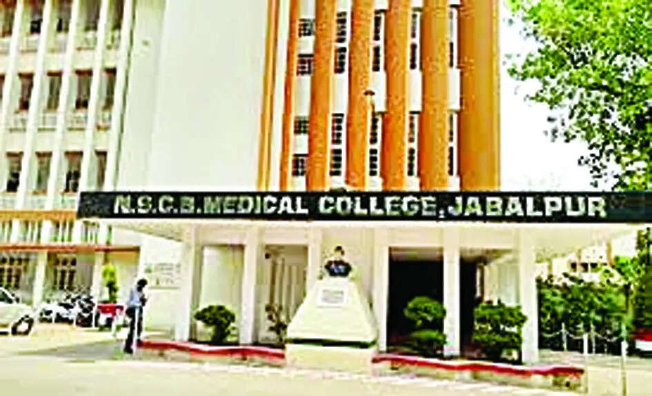 जबलपुर मेडिकल कॉलेज में सोनोग्राफी सेंटर का छज्जा गिरा, बड़ा हादसा टला