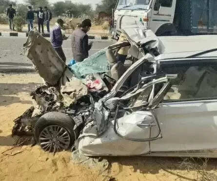 झुंझुनू मे कार-डंपर की भिड़ंत में पांच लोग घायल