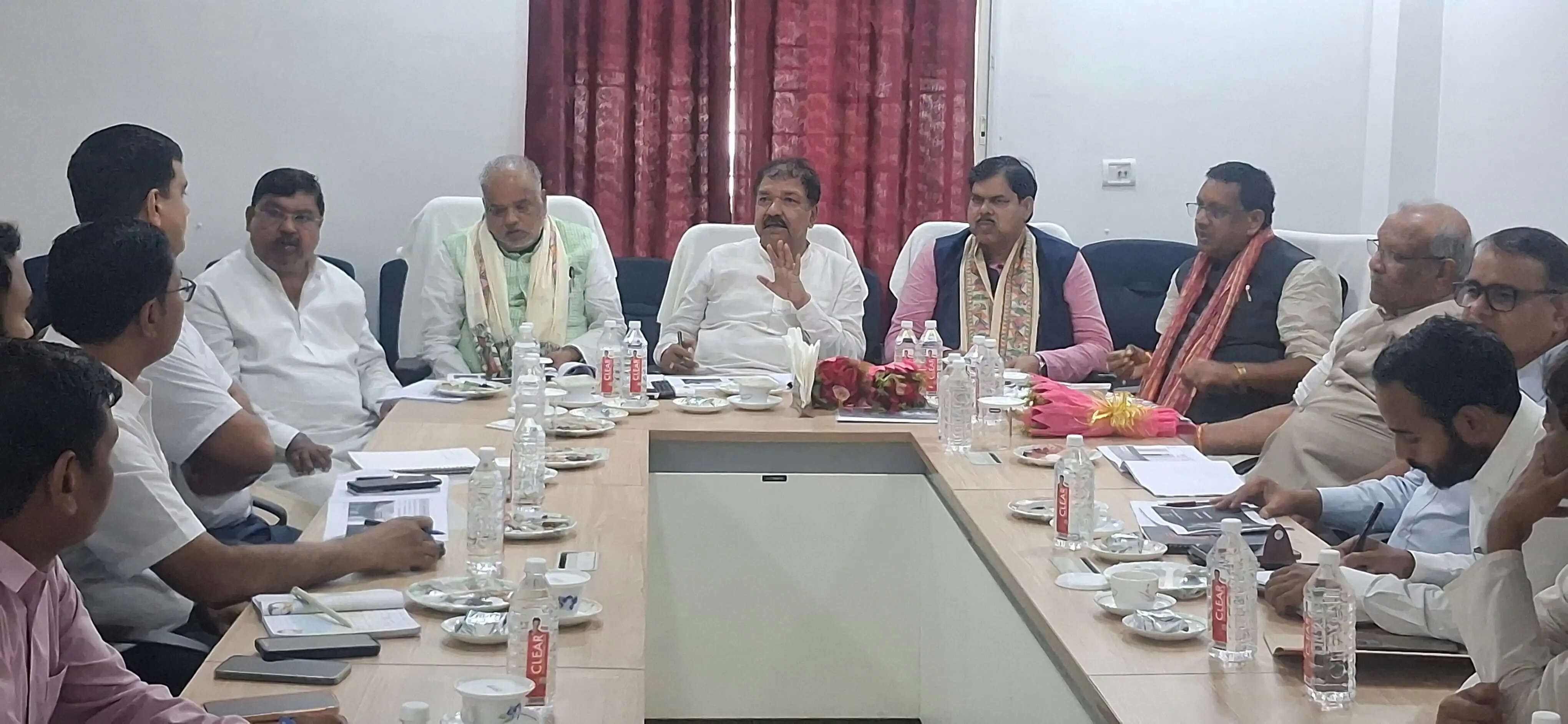 बाढ़ राहत व बचाव में बजट और संसाधनों की कमी नहीं होगी, युद्धस्तर पर जुटे रहें अधिकारी: डॉ. दिलीप जायसवाल