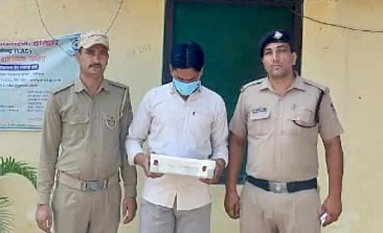 566 प्रतिबंधित नशीली दवाओं के साथ तस्कर गिरफ्तार