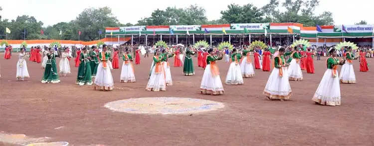 स्वतंत्रता दिवस समारोह: शालेय विद्यार्थियों की सांस्कृतिक प्रस्तुतियों ने बांधा समां