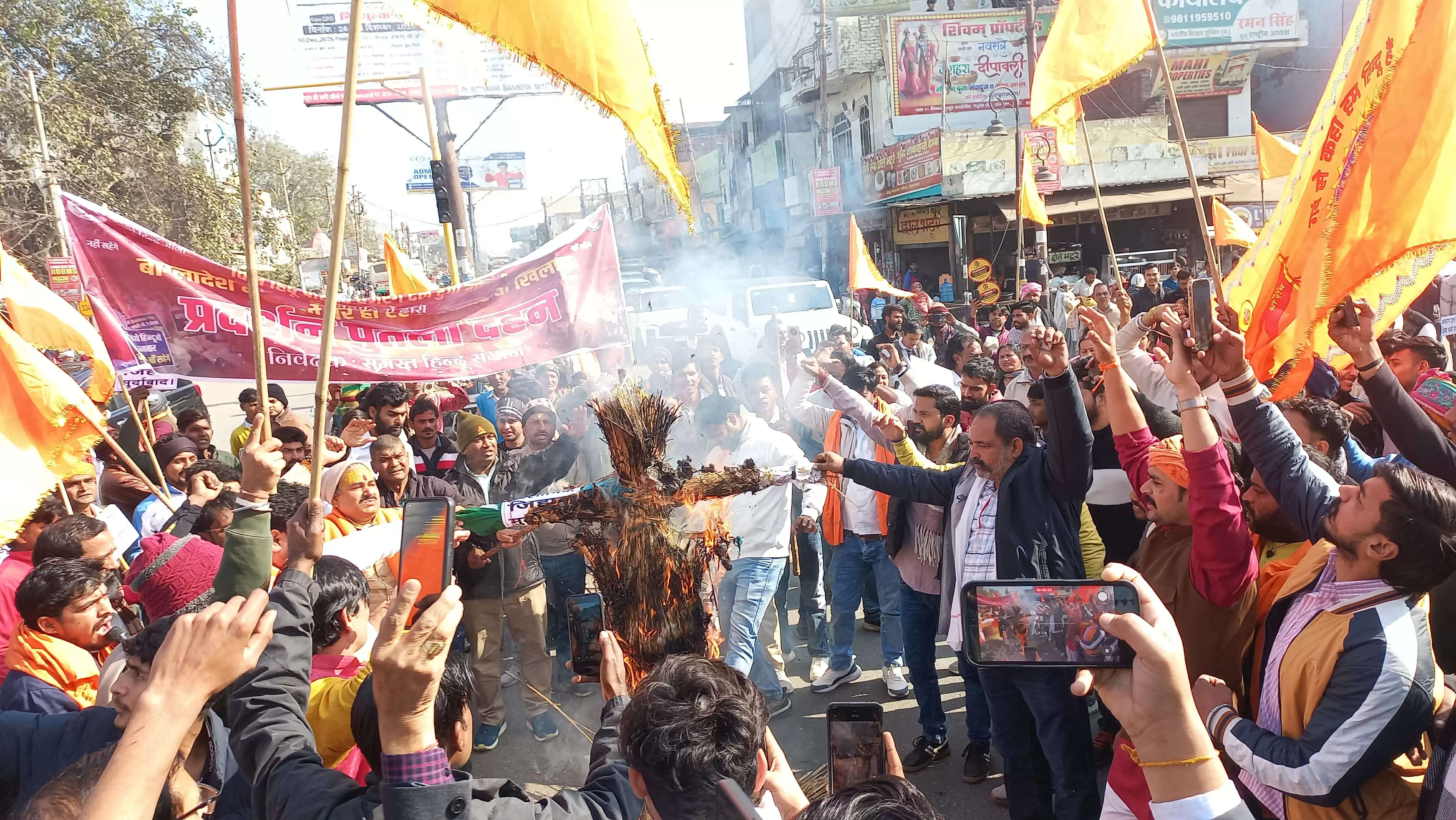 विश्व हिंदू परिषद ने बागपत में आतंकवाद का किया पुतला दहन, निकाला जुलूस