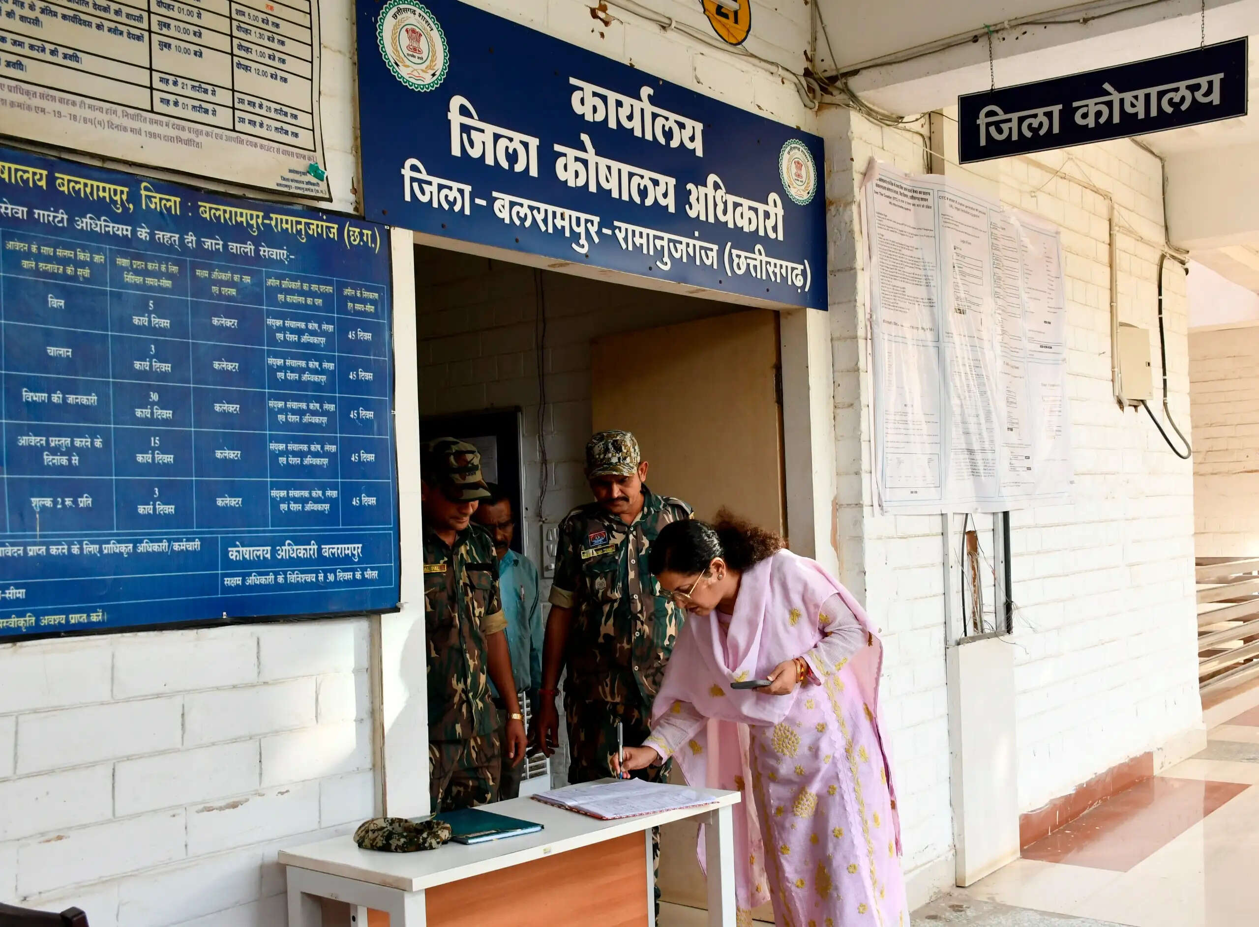 कलेक्टर ने जिला कोषालय के स्ट्रांग रूम का किया निरीक्षण, मुद्रांक और बहुमूल्य सामग्री का सत्यापन