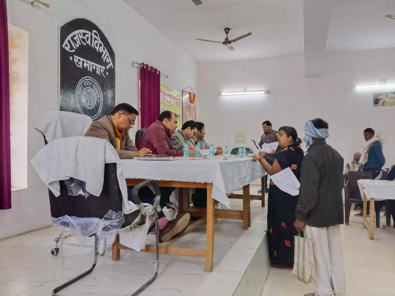 कागजों में ‘मृत’, हकीकत में जिंदा… समाधान दिवस में महिला का फूटा दर्द, सभागार में पसरा सन्नाटा