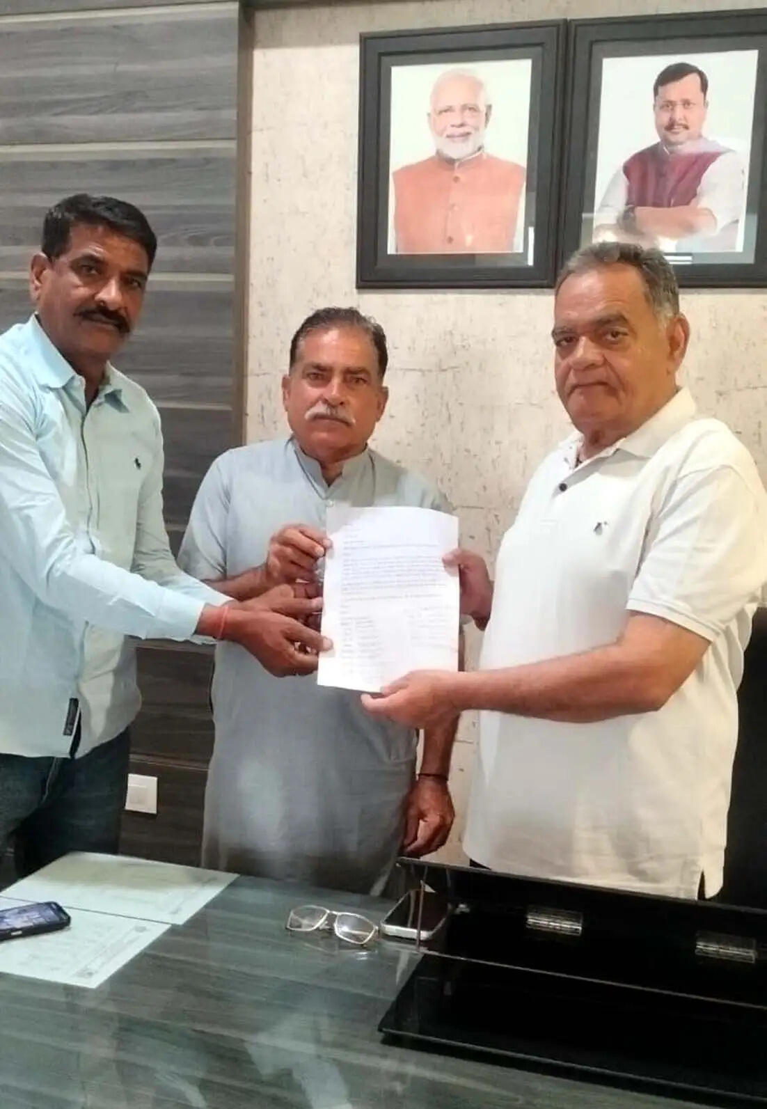 हिसार : शिष्टमंडल ने ट्रेन का विस्तार करने के लिए जनप्रतिनिधियों को दिया ज्ञापन