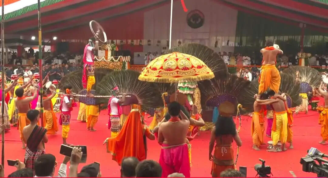 आठ राज्यों से आए कलाकारों से मुख्यमंत्री योगी ने किया संवाद, सम्मानित कर दिया एकता का संदेश