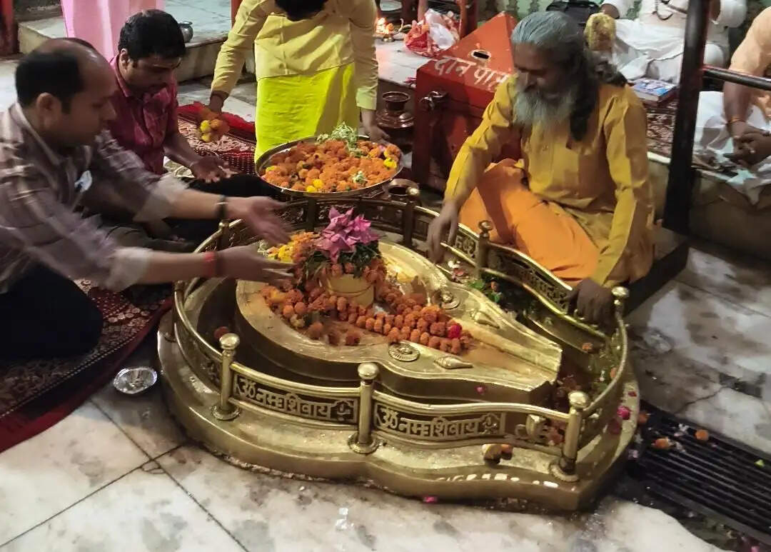 डीएम ने की लोधेश्वर धाम में पूजा-अर्चना, कॉरिडोर कार्यों का लिया जायजा