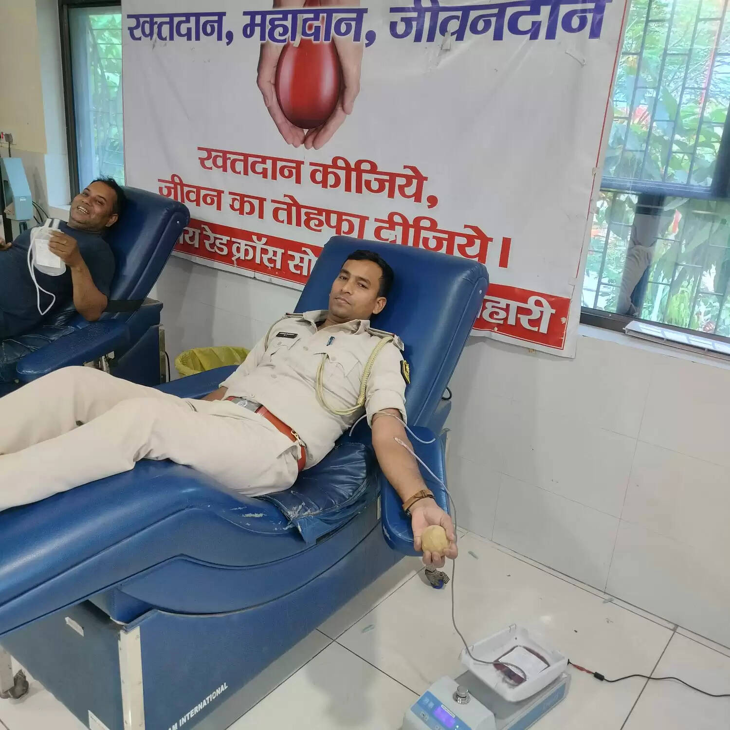 गश्ती में निकले दारोगा ने खुन देकर बचाई बच्चे की जान