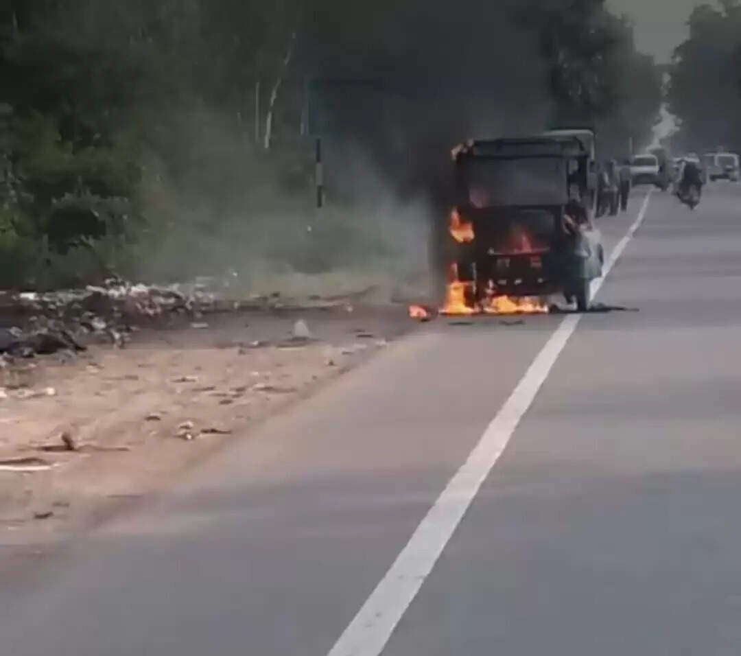 नेशनल हाईवे पर सीएनजी ऑटो जल कर खाक, सवारियों ने कूदकर बचाई जान