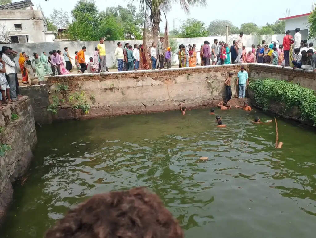 रायपुर के धरसीवां थाना क्षेत्र स्थित प्राचीन चतुर्भुजी मंदिर परिसर की बावड़ी में डूबने से दो मासूम बच्चों की दर्दनाक मौत