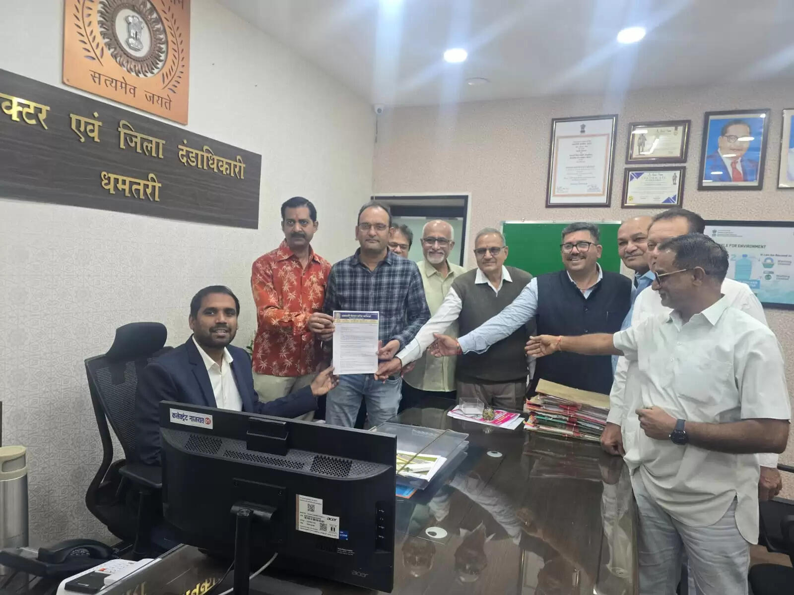 धमतरी : ट्रेड लाइसेंस अनिवार्यता के विरोध में धमतरी चेंबर आफ कामर्स का प्रदर्शन