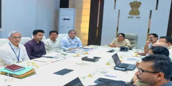 मानसून से पहले नालों की सफाई का लक्ष्य, सभी विभाग समन्वय से कार्य करें : रेखा गुप्ता