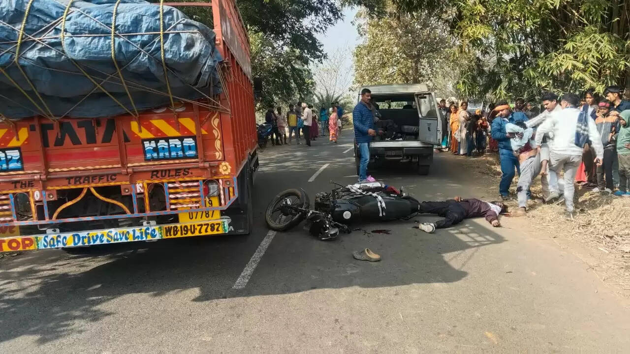 ट्रक और बाईक की टक्कर में बाईक सवार युवक की मौत, दो घायल