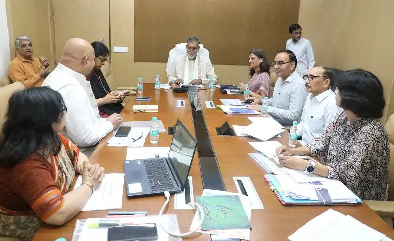 नर्मदा परिक्रमा पथ पर आश्रय स्थलों के निर्माण कार्यों में लाए गति : मंत्री पटेल