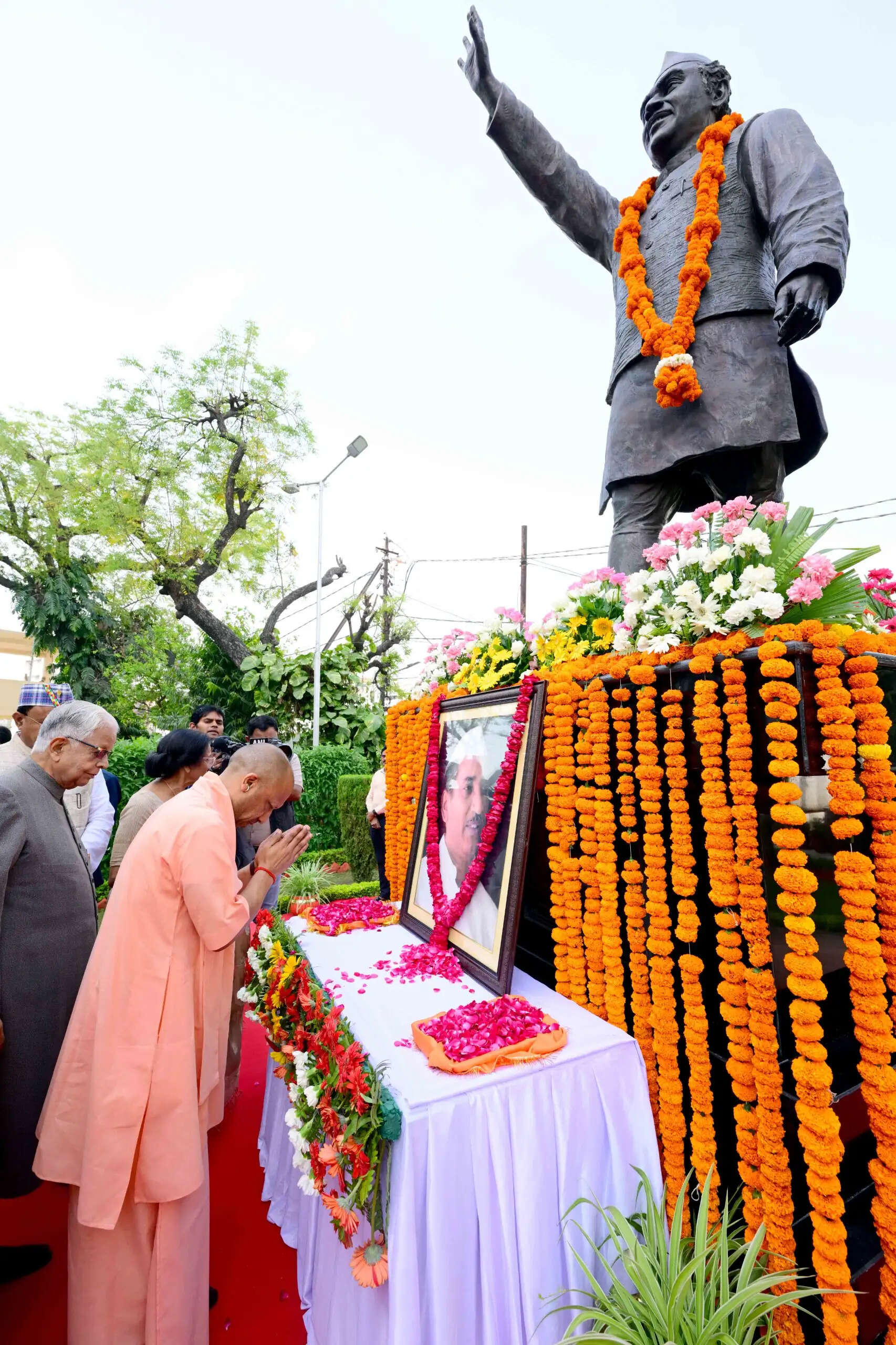 बहुगुणा ने उत्तर प्रदेश के विकास को प्रदान की नई ऊंचाइयां : मुख्यमंत्री योगी
