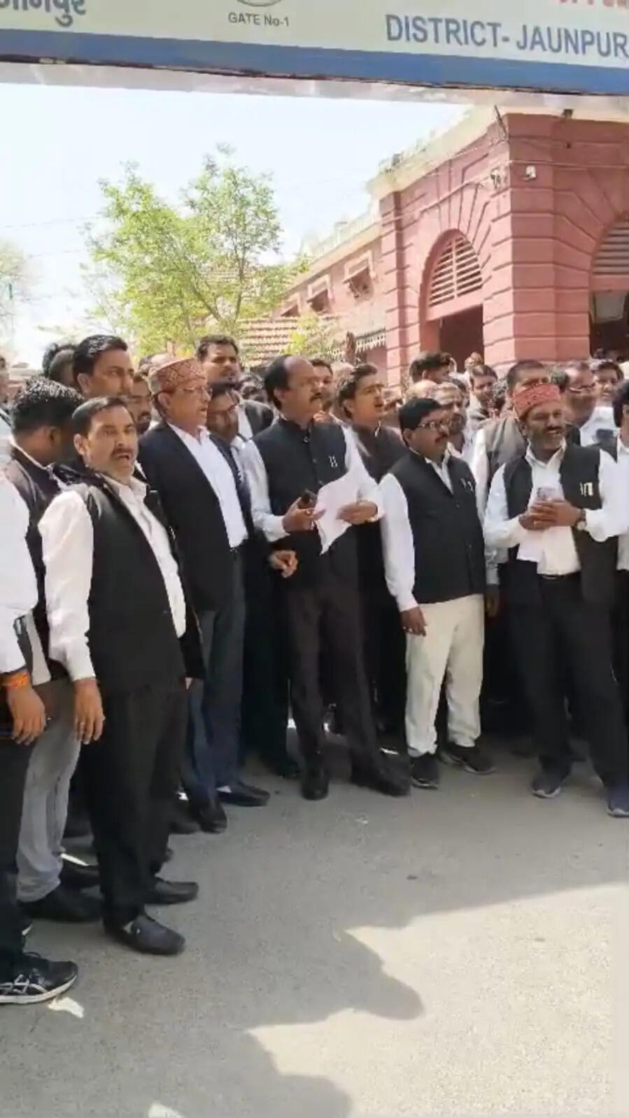 अधिवक्ता की हत्या के विराेध में वकीलों ने एसपी कार्यालय घेरा, न्यायिक कार्य ठप