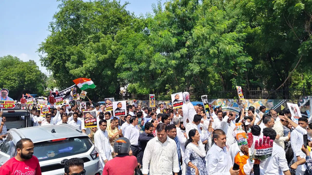 अजमेर में मुख्य निर्वाचन आयुक्त के खिलाफ कांग्रेस का प्रदर्शन, बैरिकेड्स पर चढ़े कार्यकर्ता