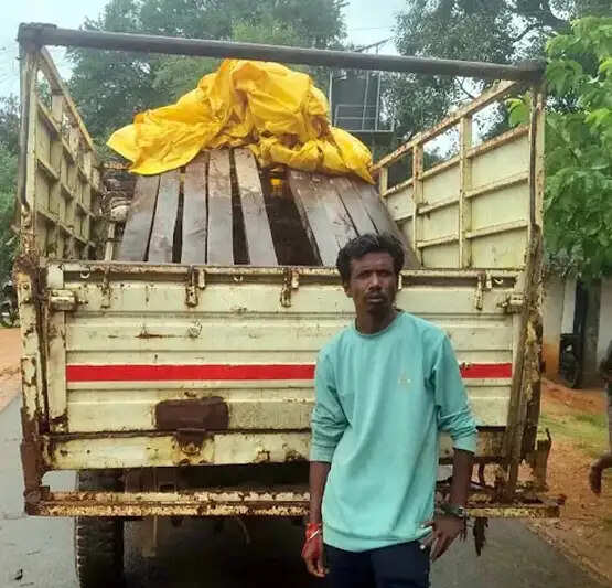 0.270 घन मीटर अवैध साल चिरान लकड़ी के साथ दाे आराेपित गिरफ्तार