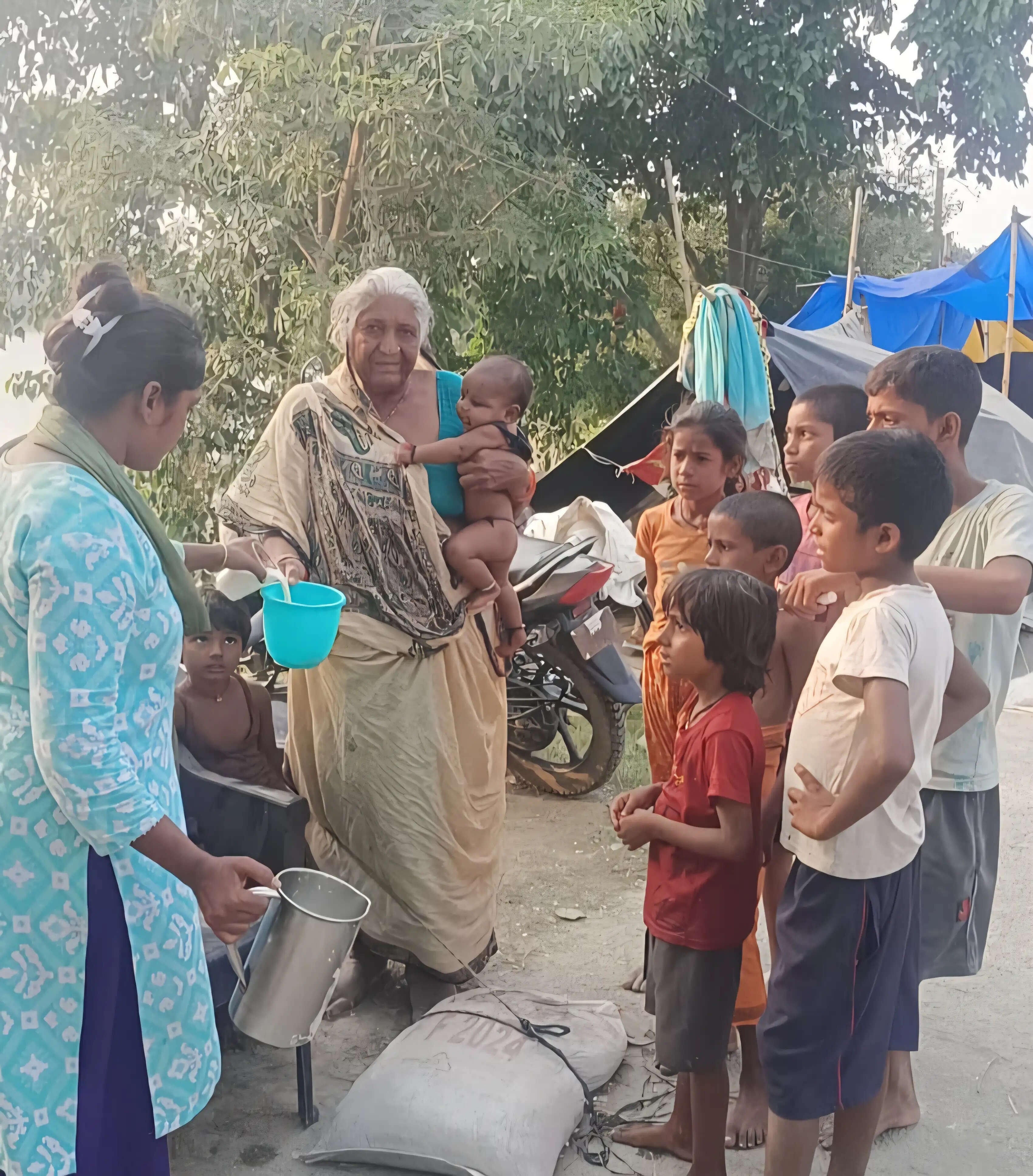 सारण के बाढ़ राहत शिविरों में मासूमों को मिलने लगा दूध