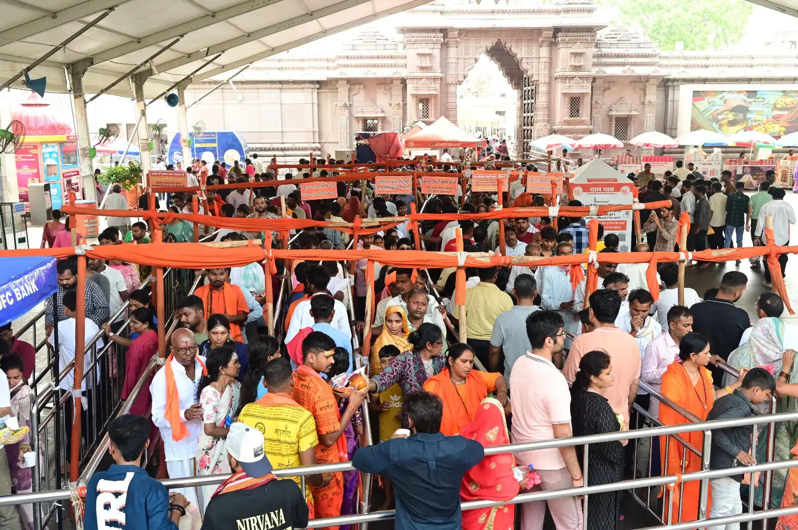 (अपडेट) सावन माह के पहले दिन काशी विश्वनाथ दरबार में उमड़ा आस्था का सैलाब, श्रद्धालुओं की लगी लंबी कतारें