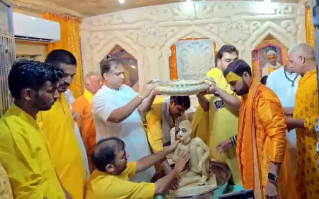 वृंदावन में स्वामी हरिदास जी का प्राकट्योत्सव धूमधाम से संपन्न, महाभिषेक दर्शन के लिए उमड़े भक्त