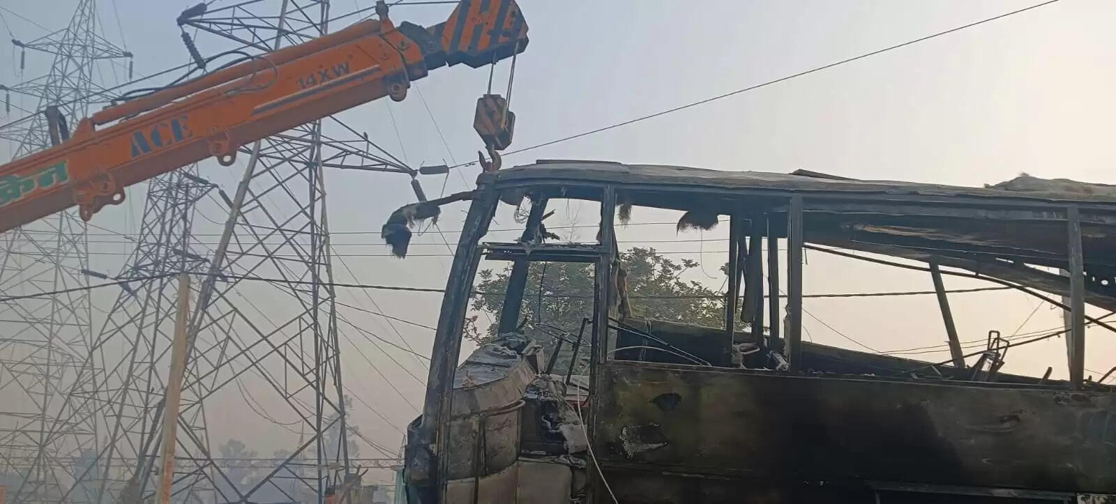 बलरामपुर में भीषण सड़क हादसा, आग का गोला बनी बस 2 की मौत, 24 घायल