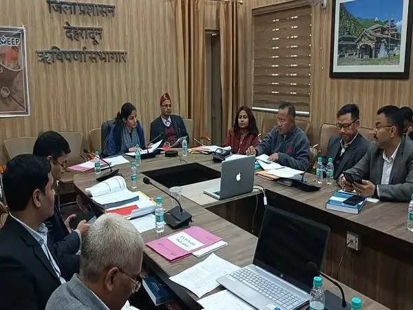 पोलिंग स्टेशन पर कराएं मूलभूत सुविधा, प्रतिदिन दें रिपोर्ट : निर्वाचन अधिकारी