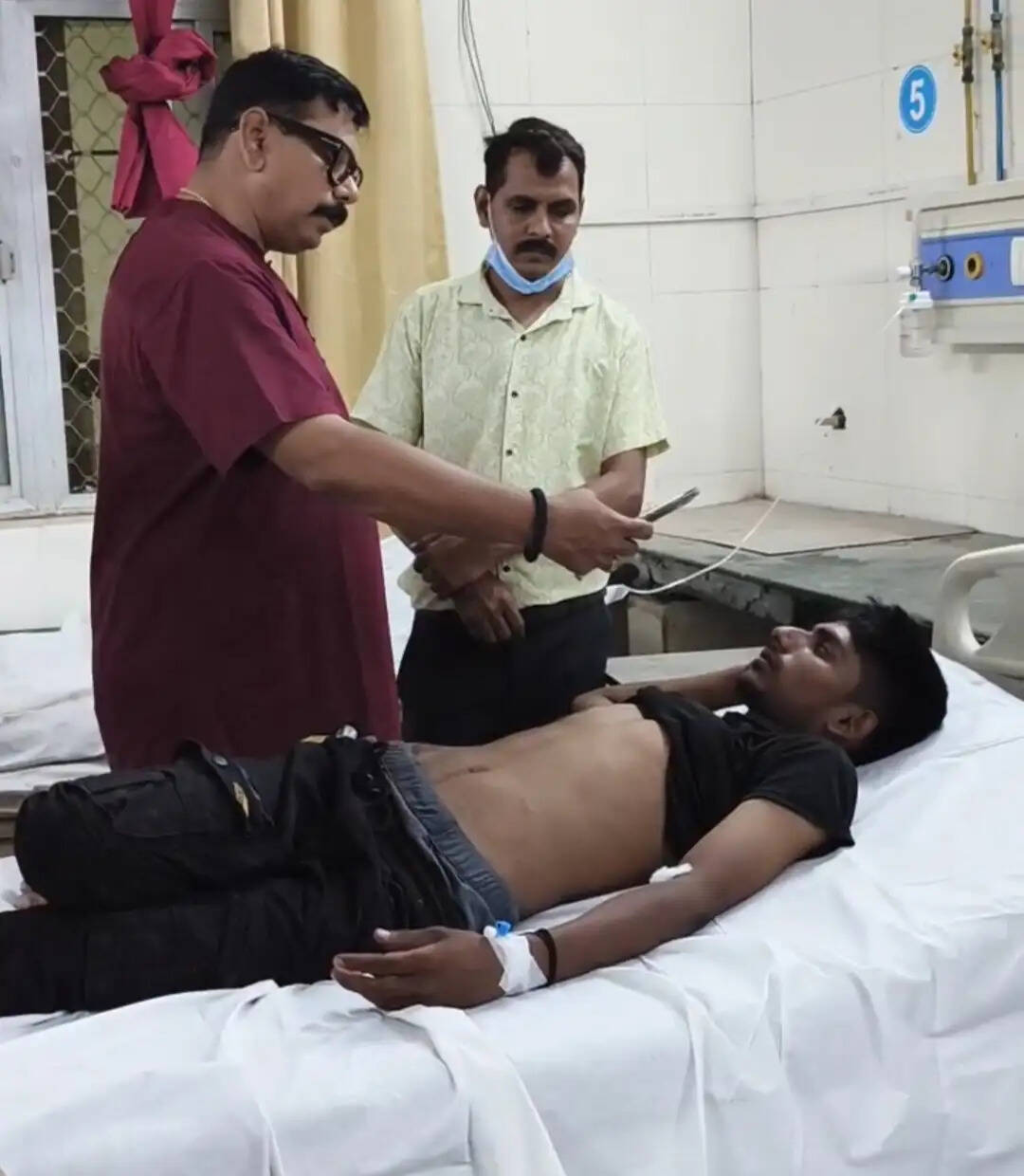 कौशांबी में बाइक टक्कर के विवाद में मारपीट व तीन राउंड फायरिंग, दाे सगे भाई घायल