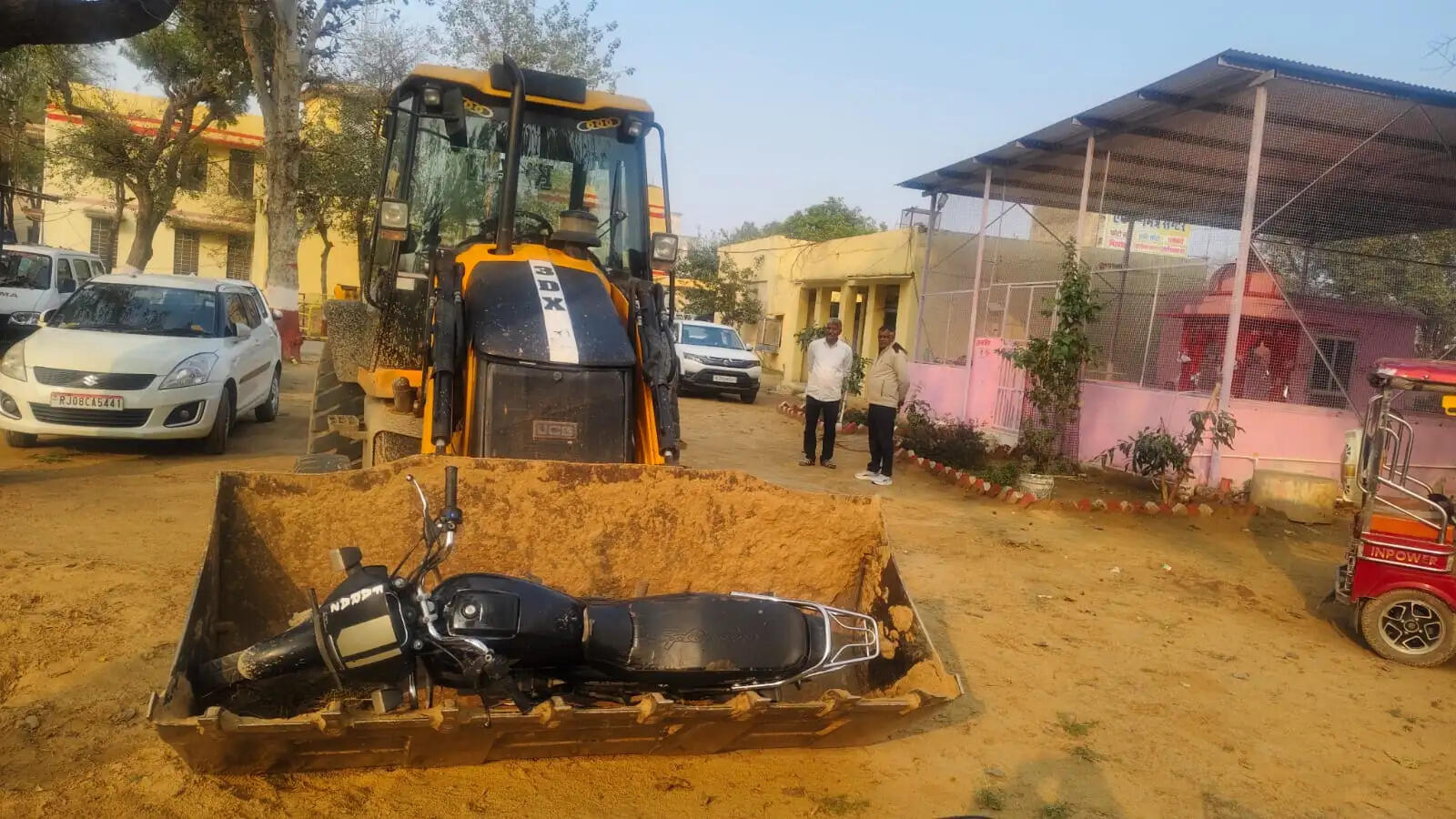 अलवर पुलिस का अवैध खनन पर बड़ा एक्शन- 15 डंपर, 14 ट्रैक्टर-ट्रॉली और 1 जेसीबी जब्त, 3 आरोपी गिरफ्तार