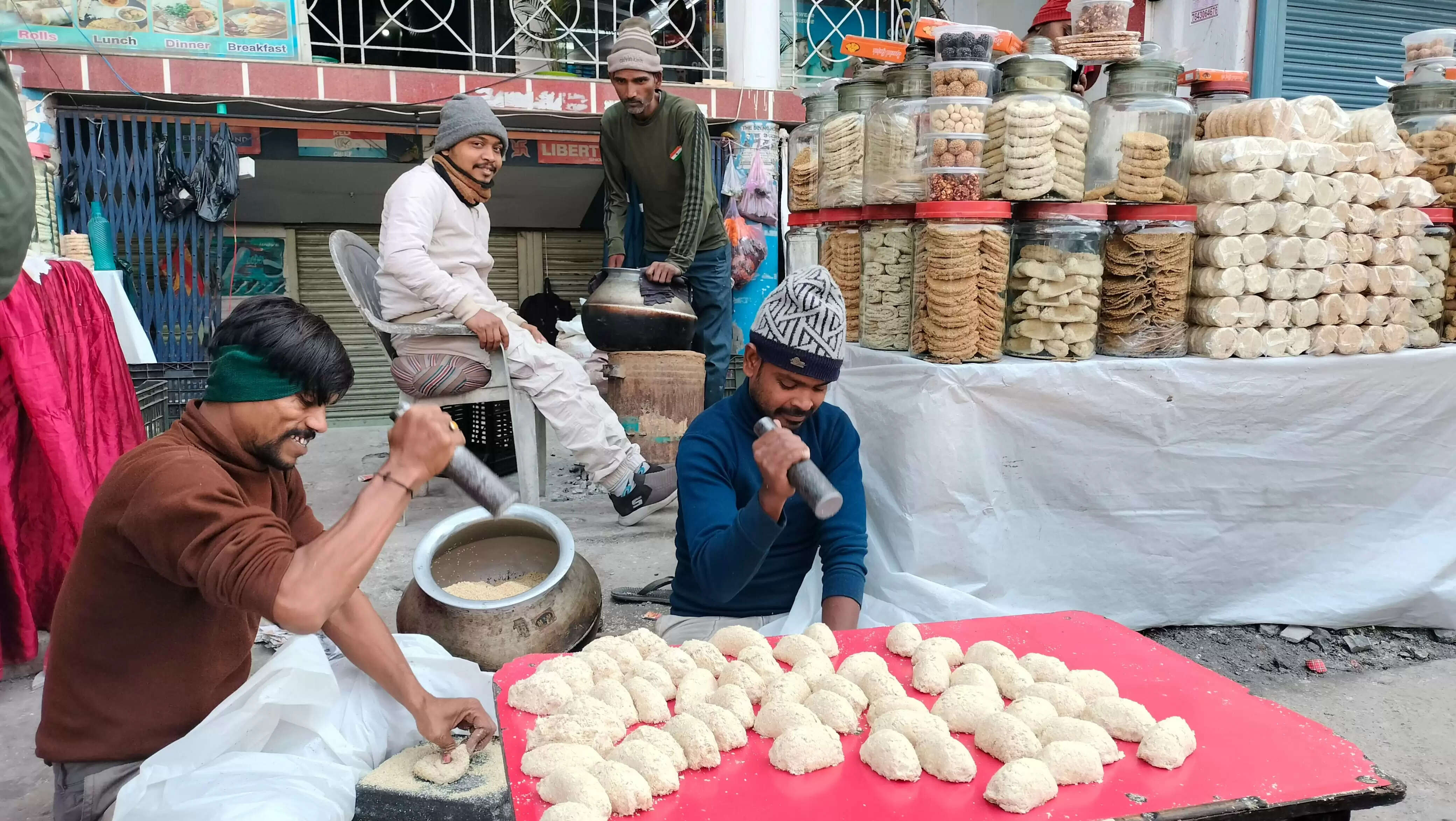 तिलकुट के दुकानों से सजा भागलपुर का बाजार