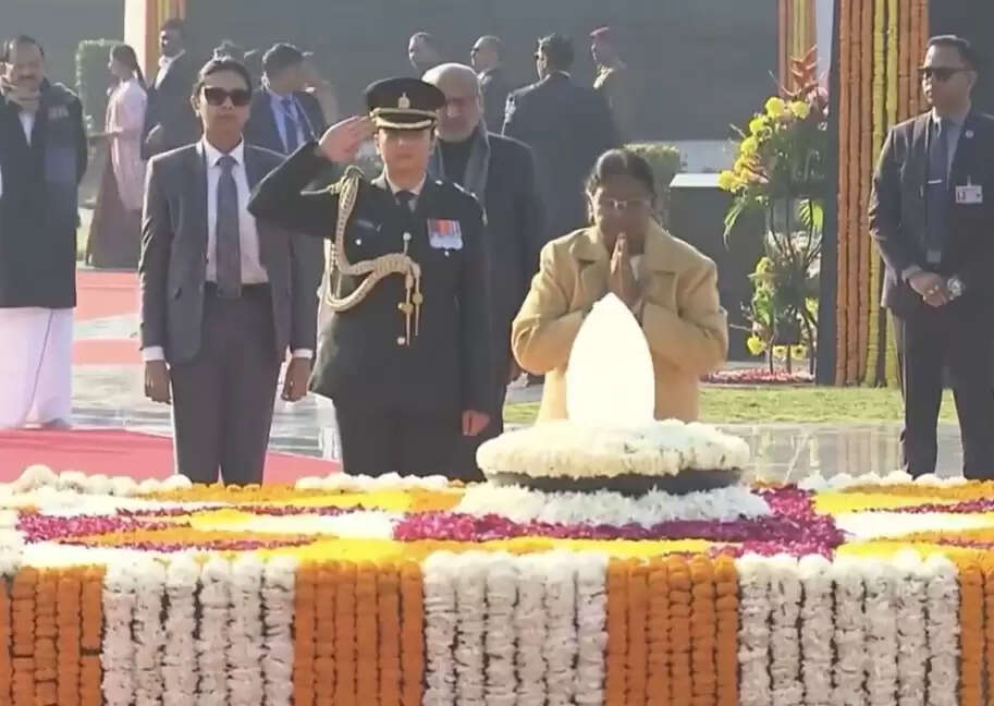 पूर्व प्रधानमंत्री अटल बिहारी वाजपेयी की जयंती पर 'सदैव अटल' पहुंचे राष्ट्रपति, उपराष्ट्रपति, प्रधानमंत्री व अन्य, सभी ने अर्पित की पुष्पांजलि