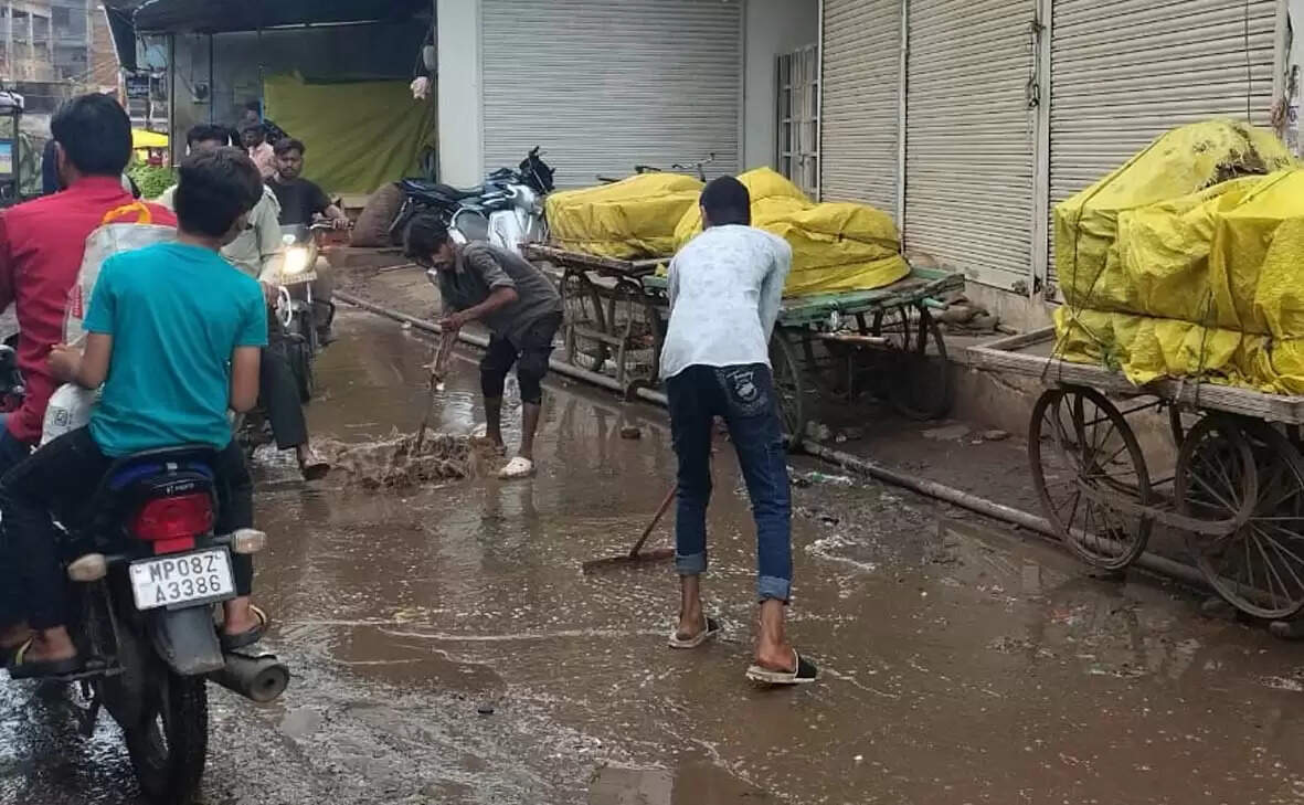 गुनाः बारिश ने दिखाई बदहाली, पानी भरा, कीचड़ मचा