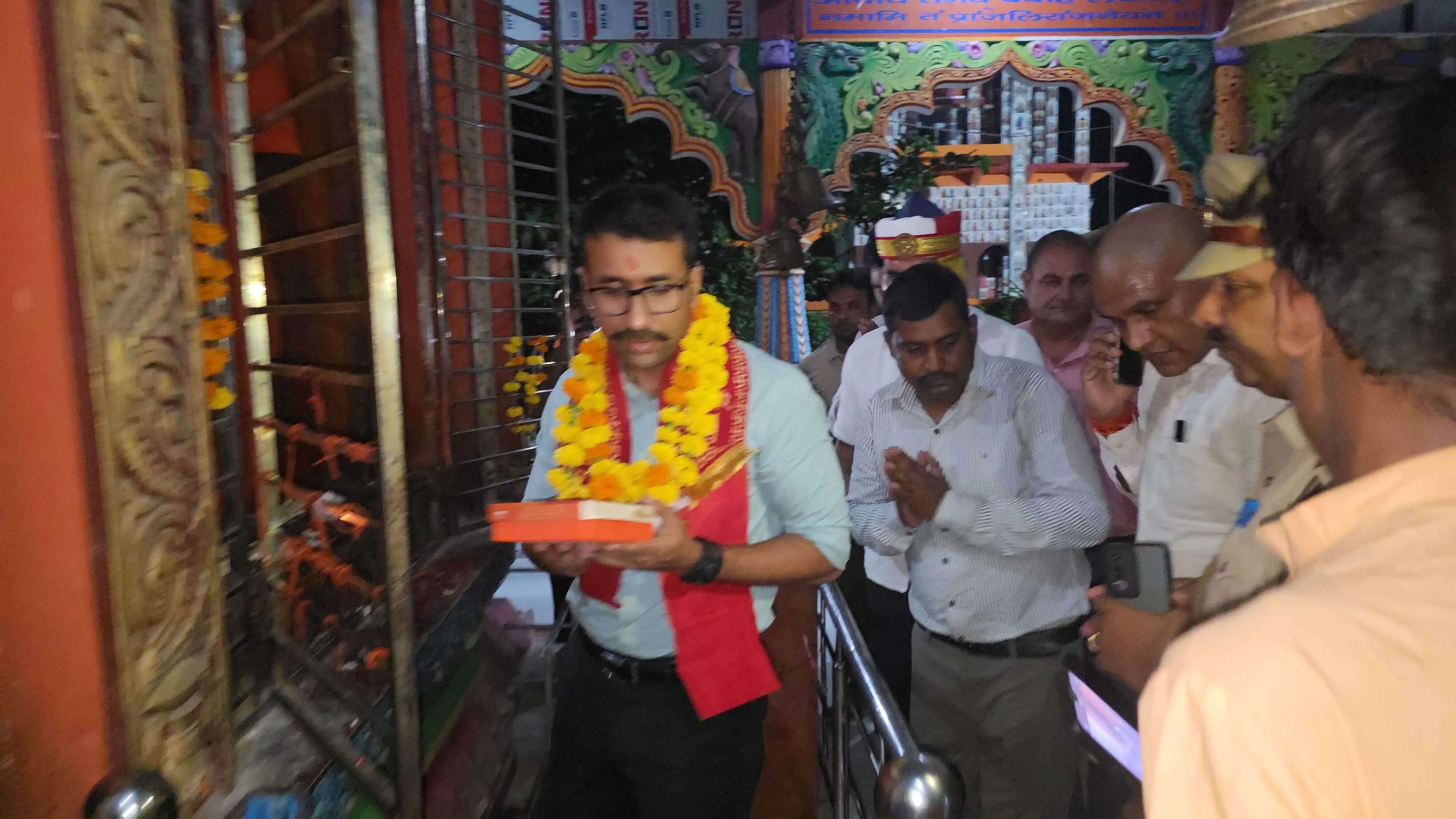 अमेठी : स्वामी परमहंस आश्रम में दर्शन पूजन करने के बाद नवागत डीएम शशांक चौधरी ने कार्यभार संभाला